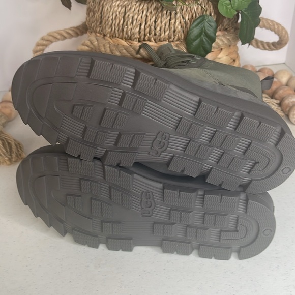 UGG Women's The Ugg Lug Boot: Color Moss Green Sz 7 - Picture 7 of 12